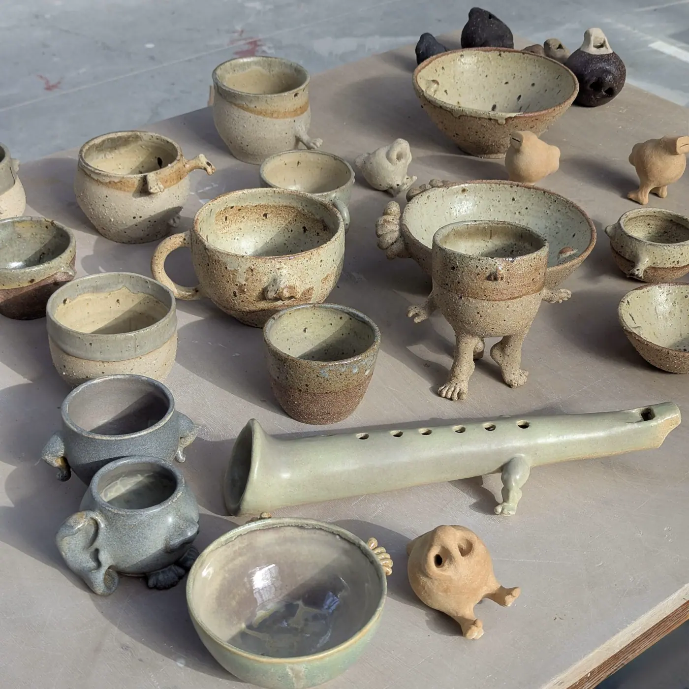 Collection de pièces de céramique modelées