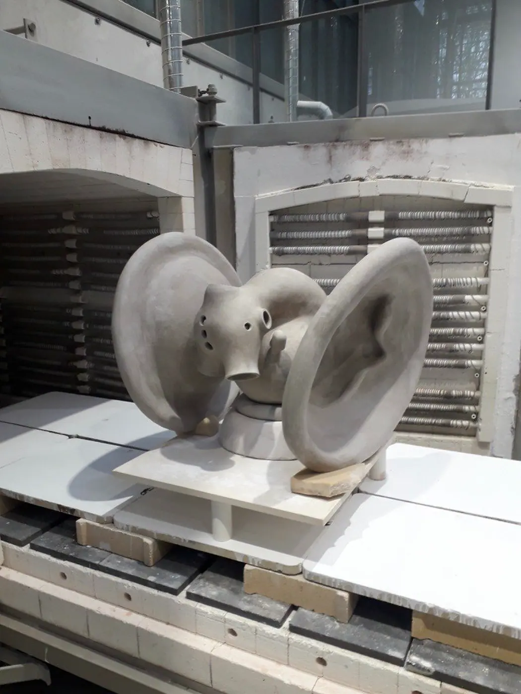 Sculpture animale en céramique dans l’atelier